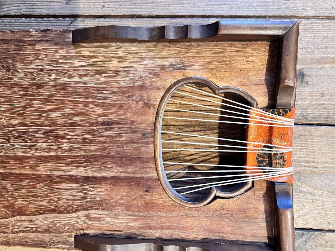 昭和レトロ すだれ彫り 13弦 琴 和楽器 弦楽器 伝統工芸 レトロ Amazon.co.jp: すだれ彫り 13弦 琴 箏 和楽器 弦楽器 伝統工芸 楽器